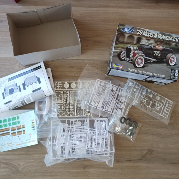 Revell model car kit 29 model A roaderster 2 in 1 open box never used - Picture 3 of 8